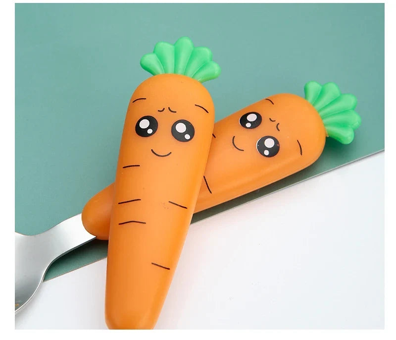 Conjunto de Talher de Cenourinha ForBaby | Garfo, Colheres e Estojo | 4 Peças