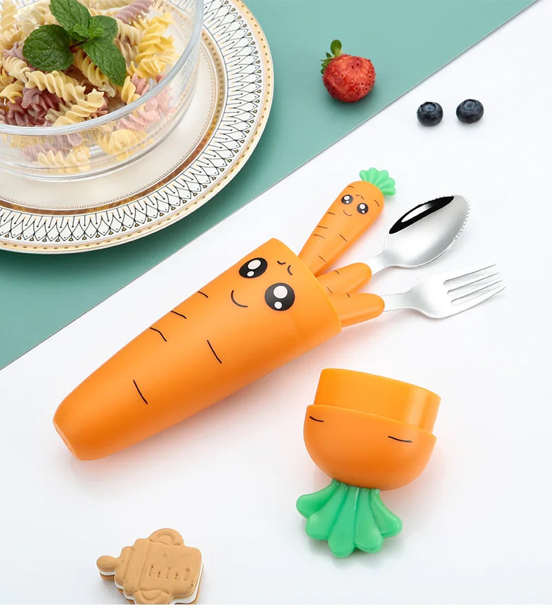 Conjunto de Talher de Cenourinha ForBaby | Garfo, Colheres e Estojo | 4 Peças