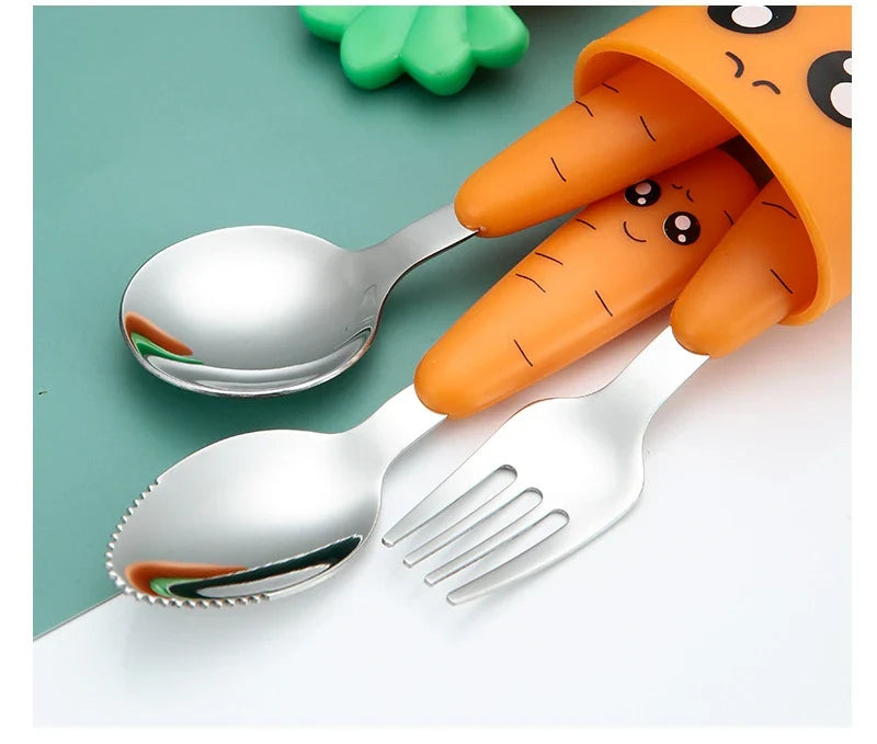 Conjunto de Talher de Cenourinha ForBaby | Garfo, Colheres e Estojo | 4 Peças